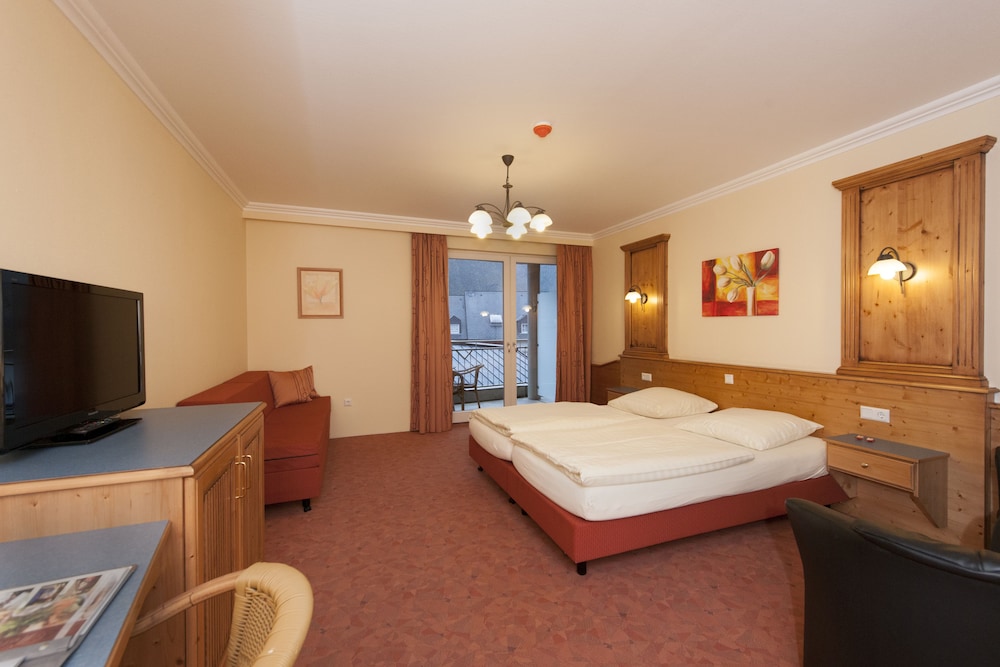 Deluxe Double or Twin Room, Balcony photo 2