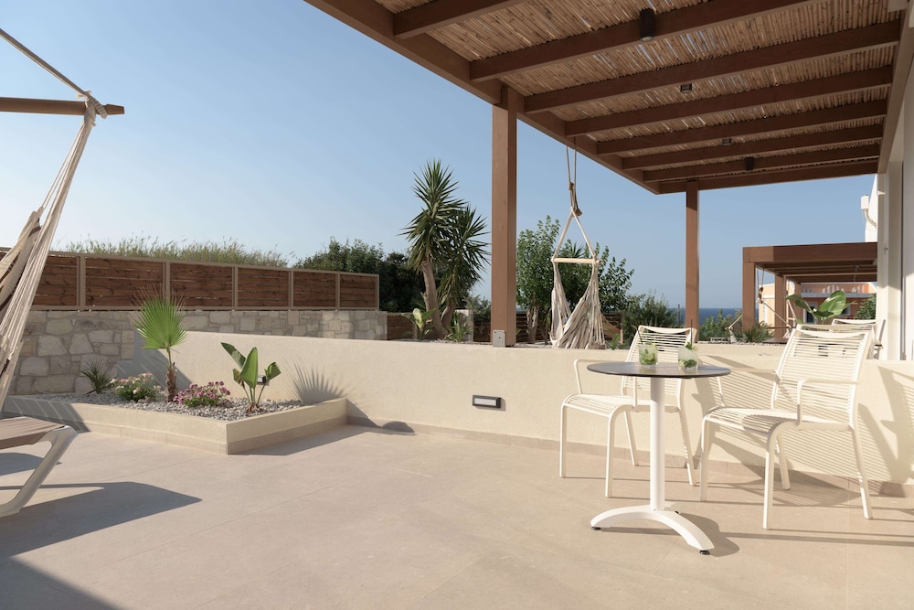 Superior Guest Room Annex with Garden and Side Sea View photo 3