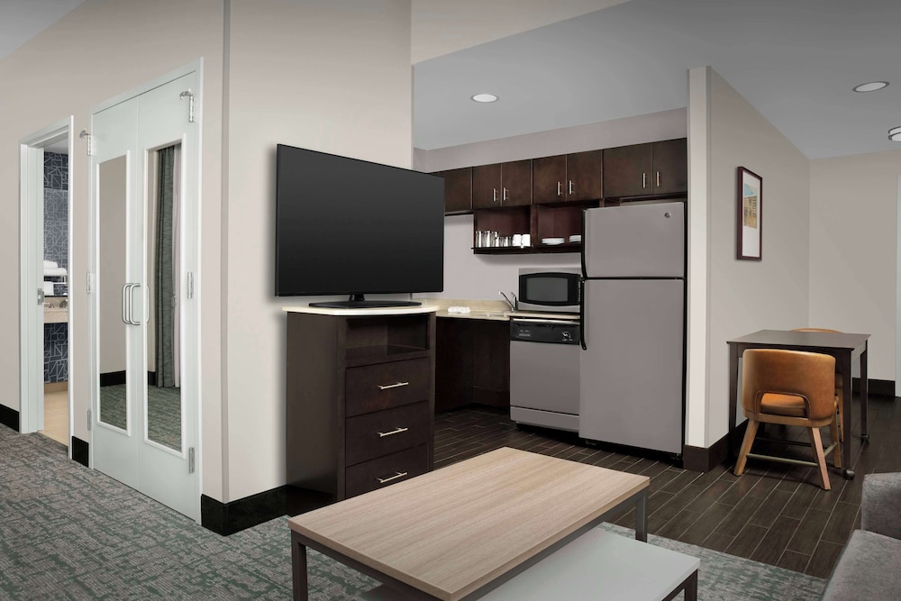 Suite, 1 King Bed, Accessible, Bathtub (Mobility & Hearing) photo 3
