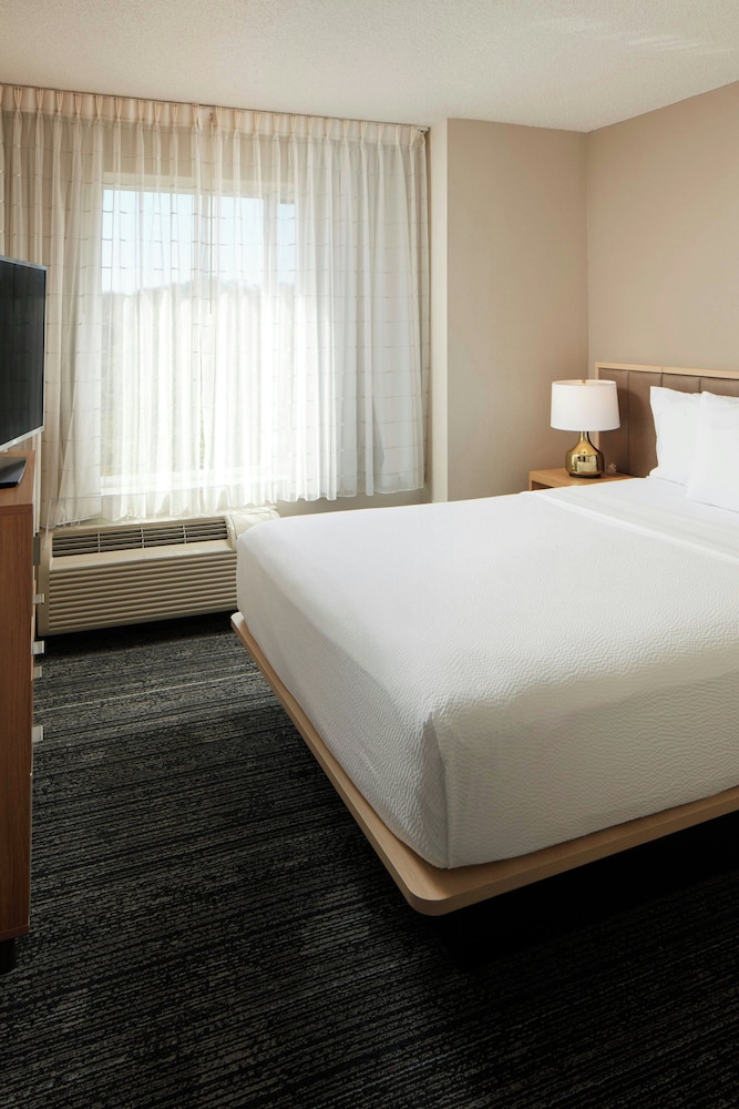 Suite, 2 Bedrooms (Mobility/Hearing Accessible, Tub) - Photo 7