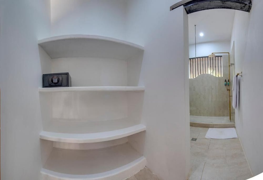 Standard Room, 1 Queen Bed - Photo 4