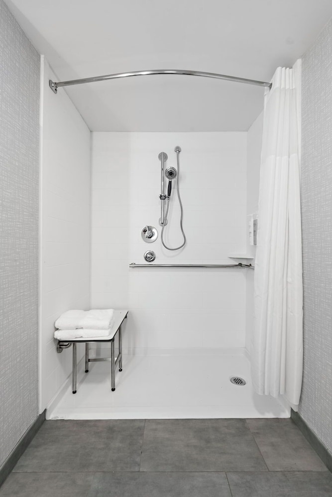 Room, 2 Queen Beds, Accessible (Mobility, Hearing, Roll-In Shower)