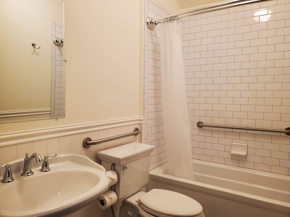 Room 3 with Shared Bath photo 2