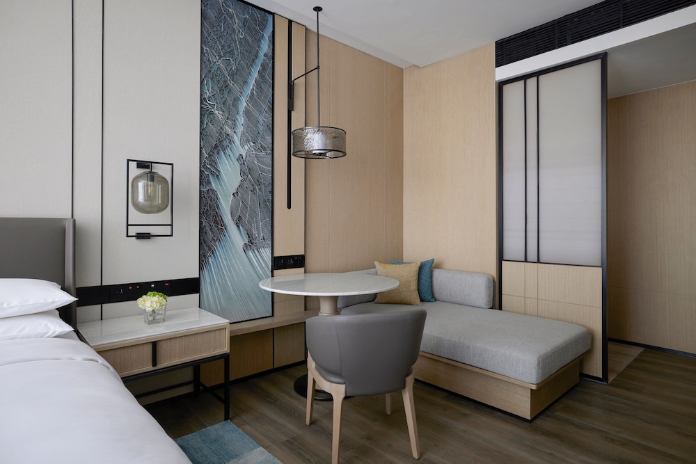 Deluxe Room, 1 King Bed, City View - Photo 3