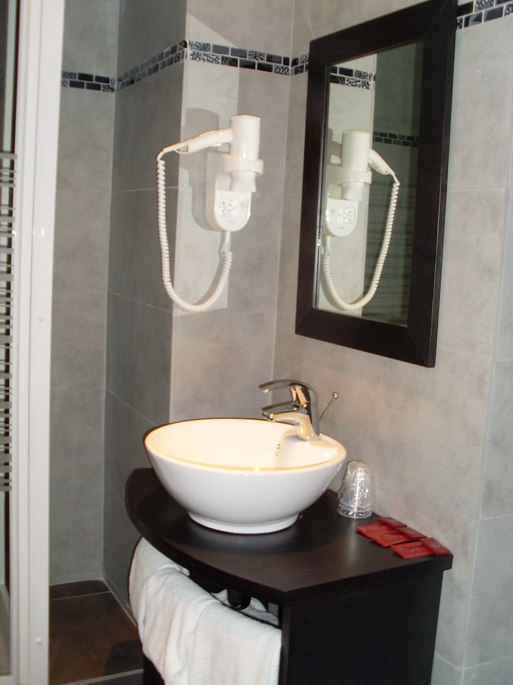 Standard Double or Twin Room - Photo 8