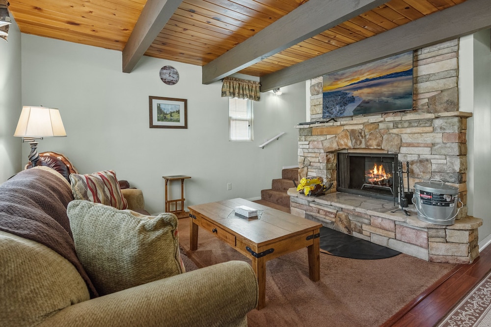 House, Multiple Beds, Patio, Mountain View photo 1