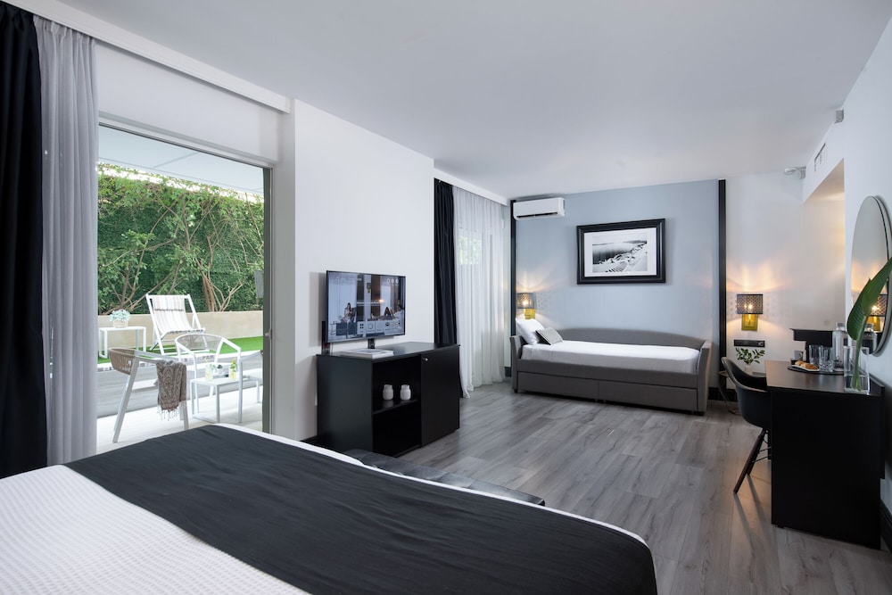 Premium Triple Room, 1 Bedroom, Garden View, Ground Floor