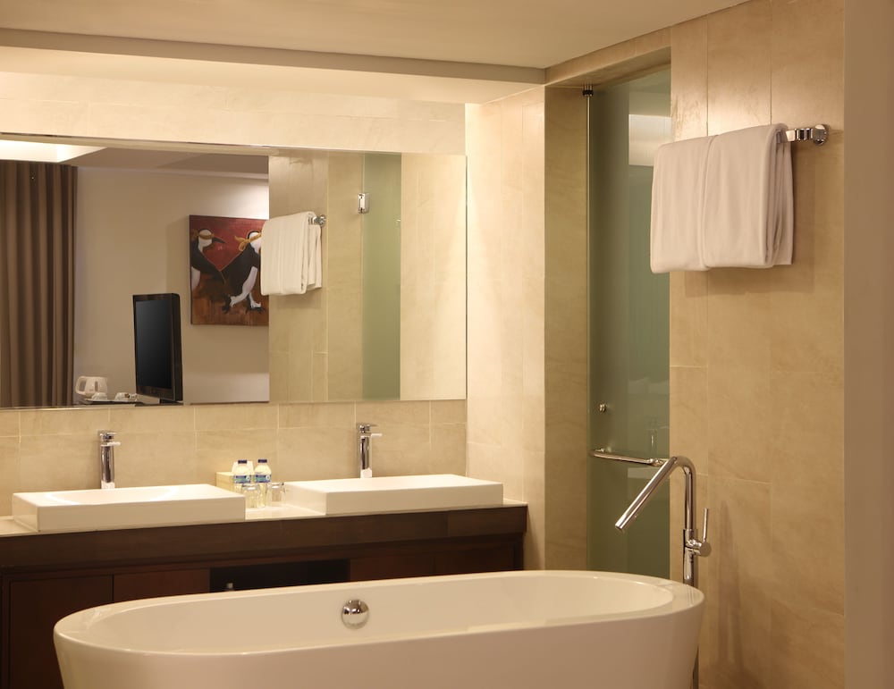 Honeymoon Suite - Photo 7