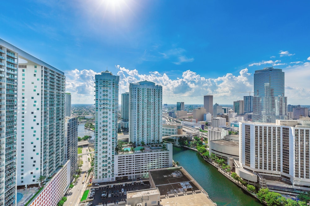 Business Studio Suite, 1 Queen, Balcony, City/River ViewÂ 3205 thumbnail 6