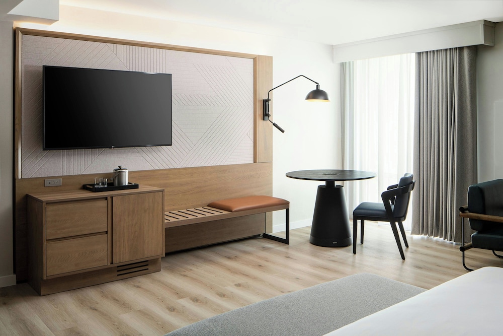 Junior Suite, 1 King Bed with Sofa bed - Photo 3