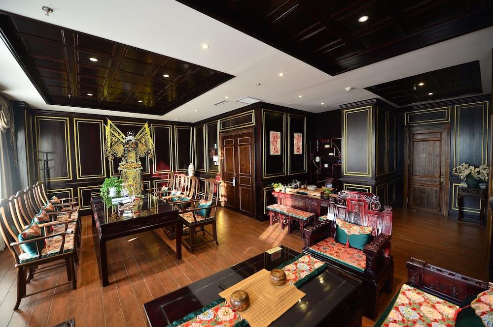 Royal Suite With 1 Queen Bed ( Chinese Style)
