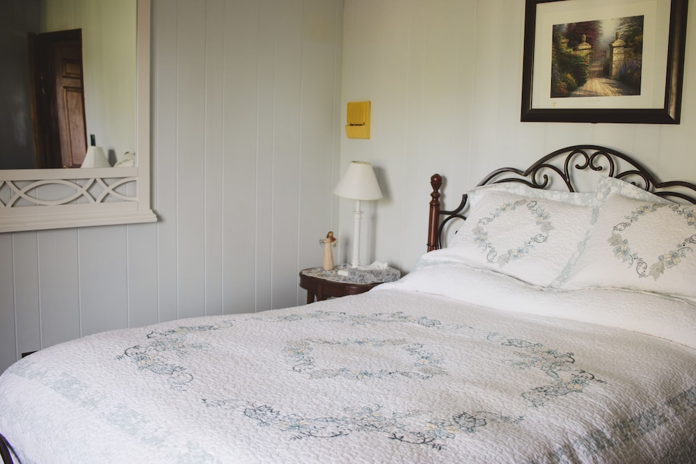 Deluxe Room, 1 Queen Bed, Marsh View photo 3