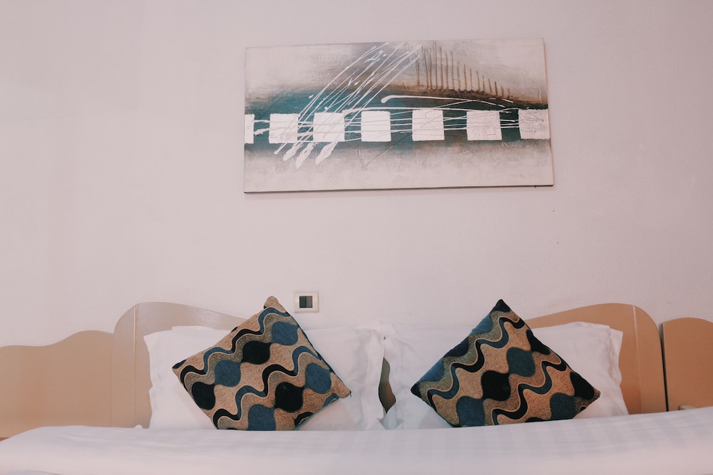 Deluxe Suite, 1 King Bed, City View photo 3