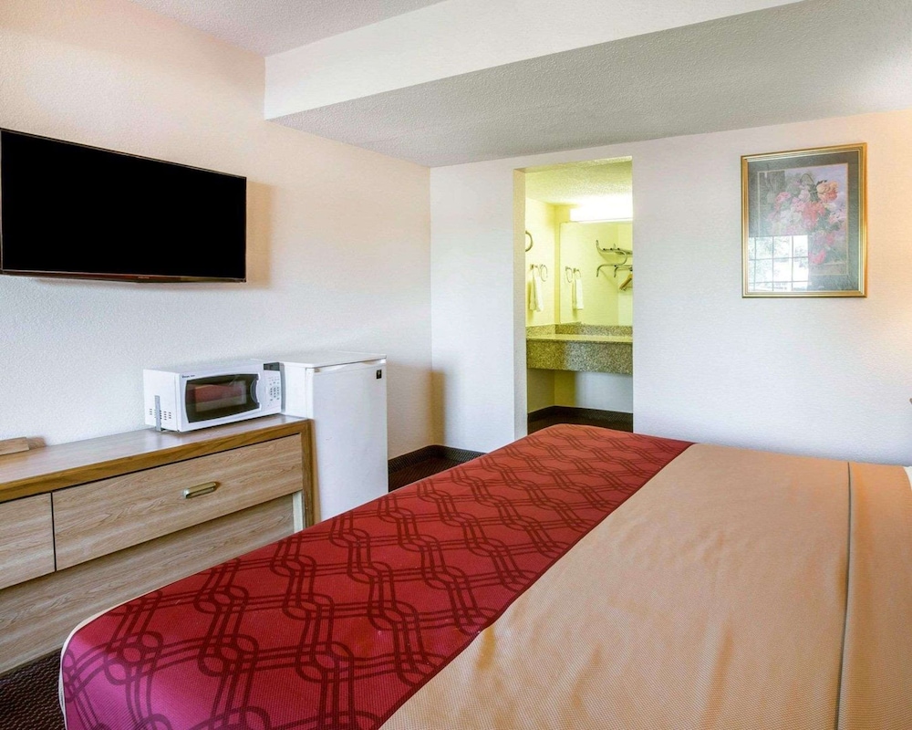 Standard Room, 1 King Bed, Non Smoking - Photo 5