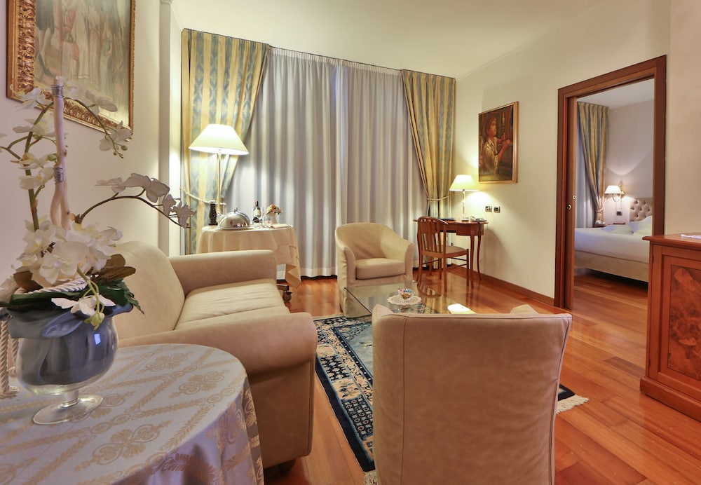 Executive Suite, Jetted Tub - Photo 1