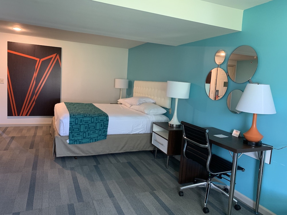 Suite, 1 King Bed, Refrigerator & Microwave - Photo 2