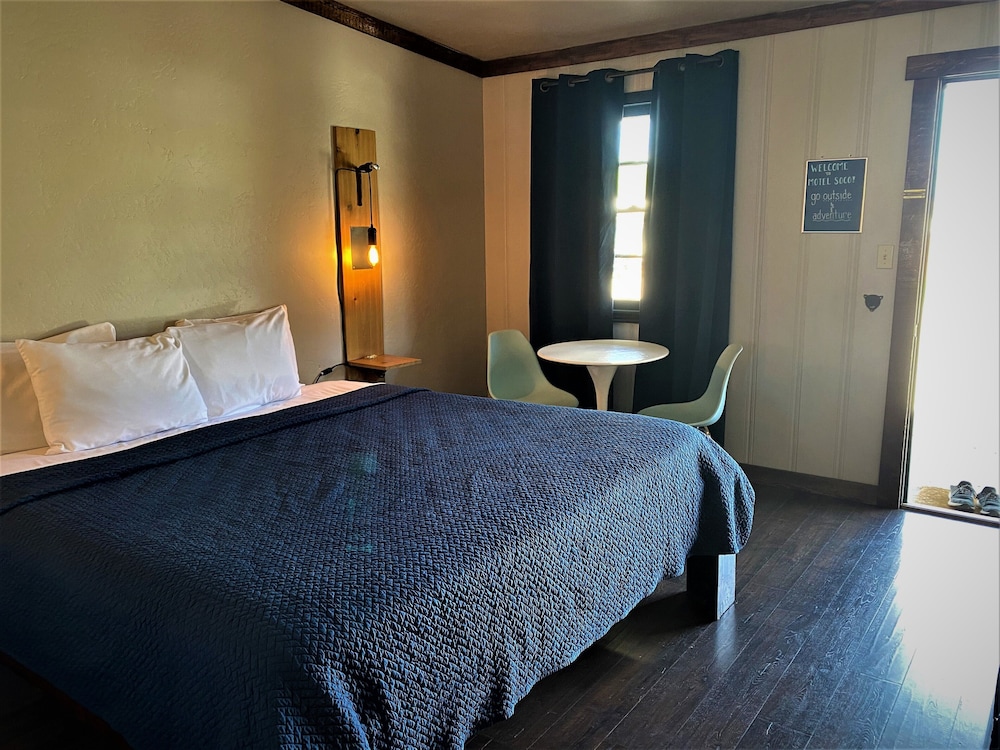 Deluxe Single Room, 1 King Bed, Mountain View