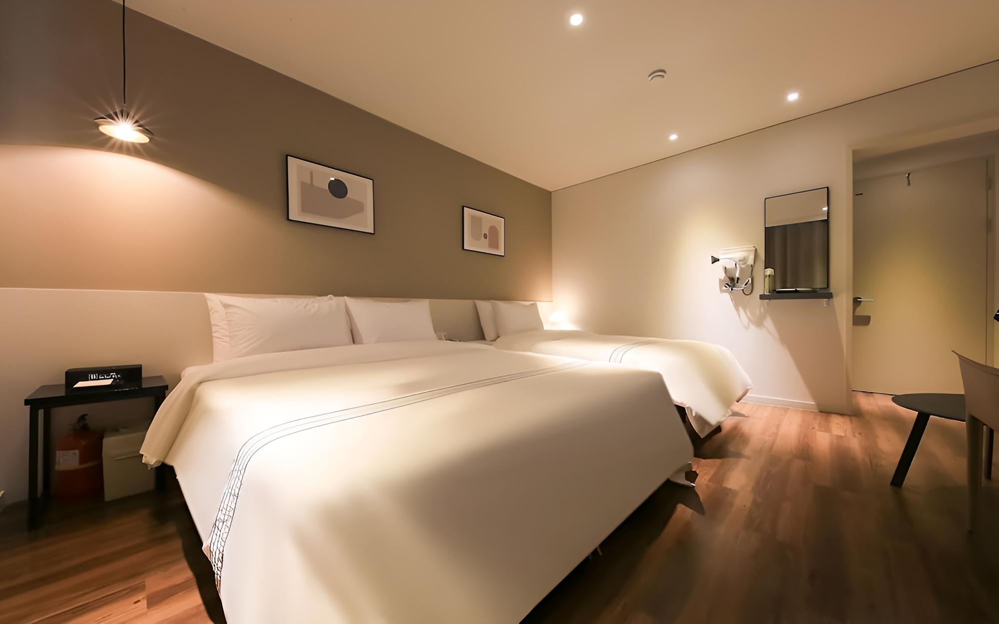 Room (Simmons Deluxe Twin (King + Super Sin) - Photo 1