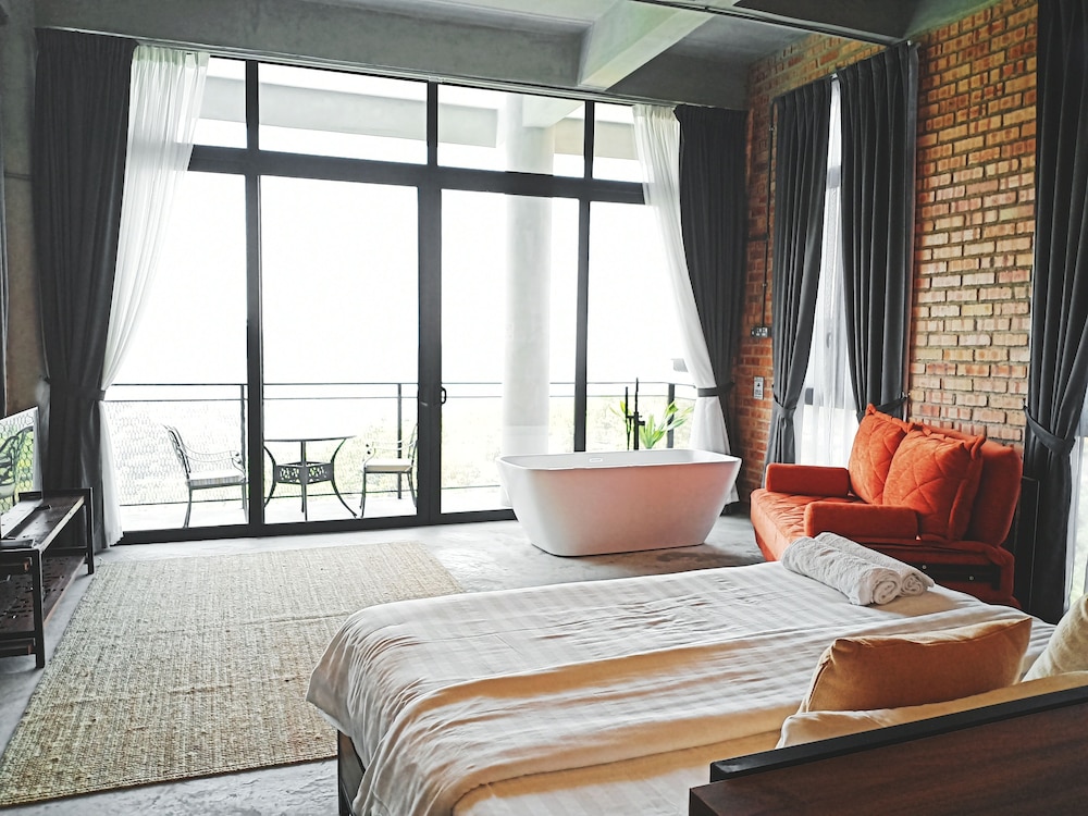 Panoramic Room with Balcony - Photo 8