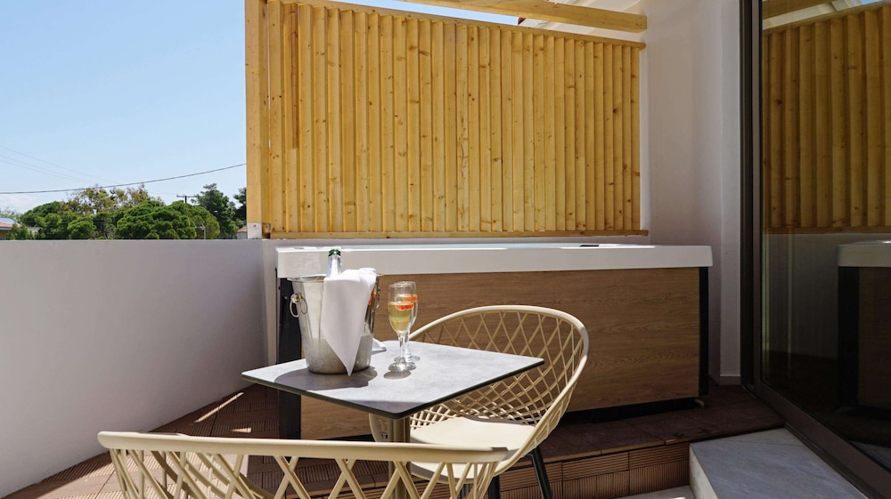 Suite, Hot Tub - Photo 10