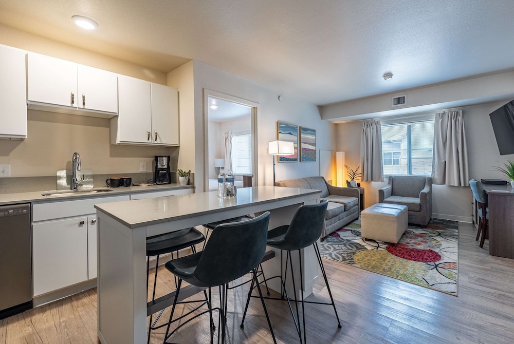 Exclusive Suite, 1 Queen Bed, Accessible (Work Space, 1 Bedroom) photo 1