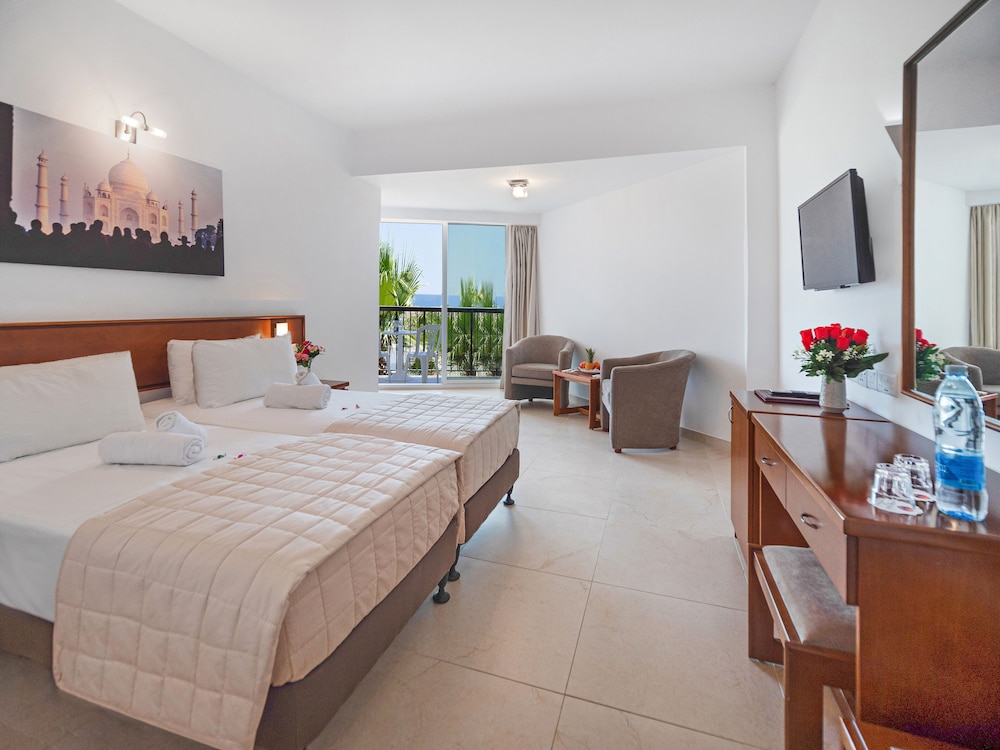 Standard Double or Twin Room, 1 Double or 2 Twin Beds, Balcony, Partial Sea View - Photo 1