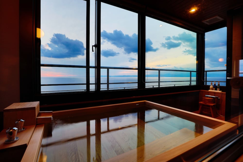 Deluxe Suite, 1 Bedroom, Private Bathroom, Ocean View photo 2