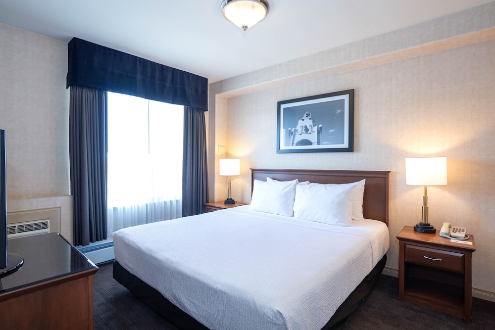 Grand Suite, 1 King Bed, Kitchenette - Photo 1