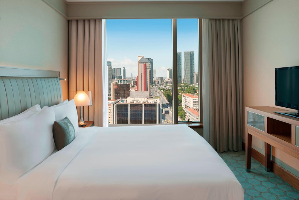 Club Suite, 1 King Bed, City View (Corner)