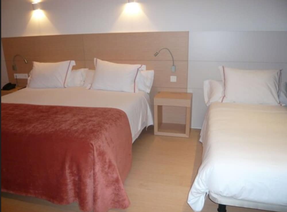 Double Room (with extra bed) photo 2