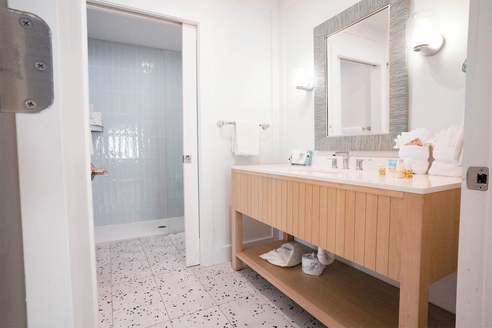 Offshore King, 2 Bedrooms(Family Suite, Not Pet Friendly) - Photo 7