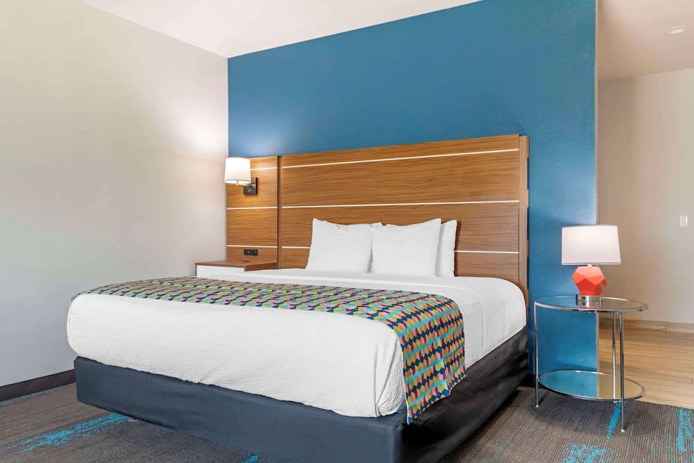 Standard Room, 1 King Bed, Accessible, Non Smoking - Photo 2