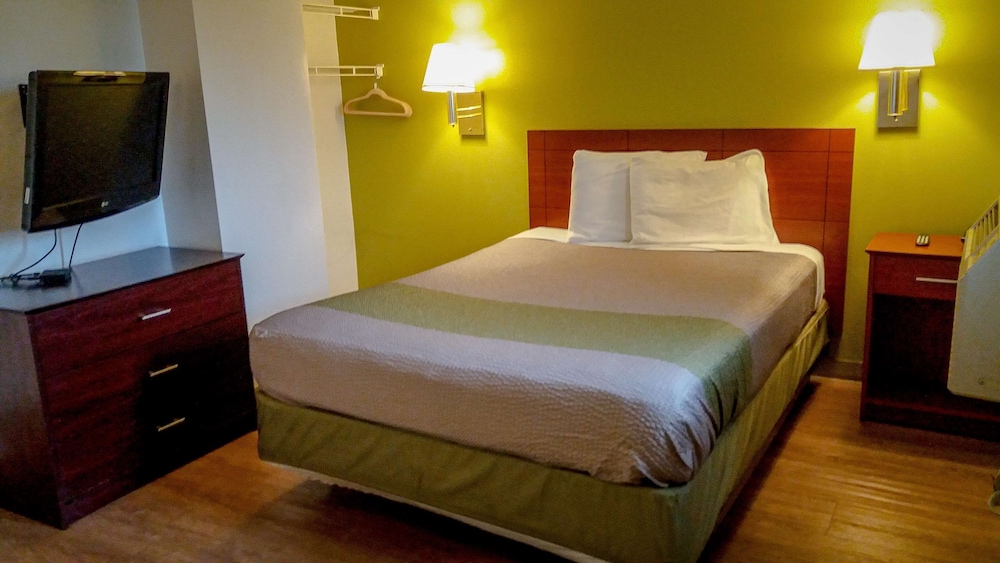 Premium Room, 1 Queen Bed, Non Smoking, Refrigerator & Microwave - Photo 2