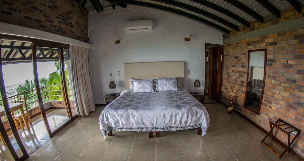Premium Suite, 1 King Bed, Non Smoking, Mountain View photo 1