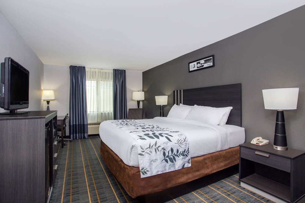 Standard Room, 1 King Bed - Photo 1