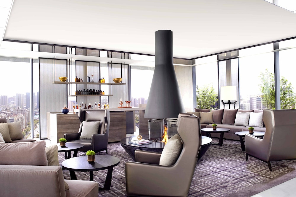 Club Suite, 1 King Bed, City View