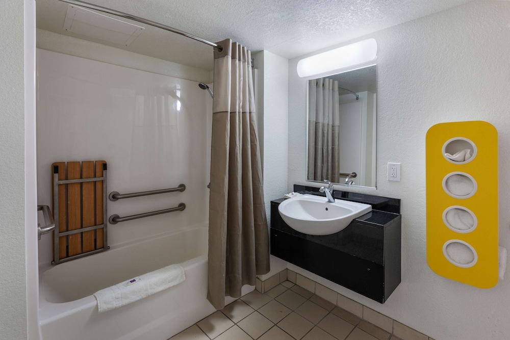 Standard Room, 1 Queen Bed, Accessible, Non Smoking - Photo 8