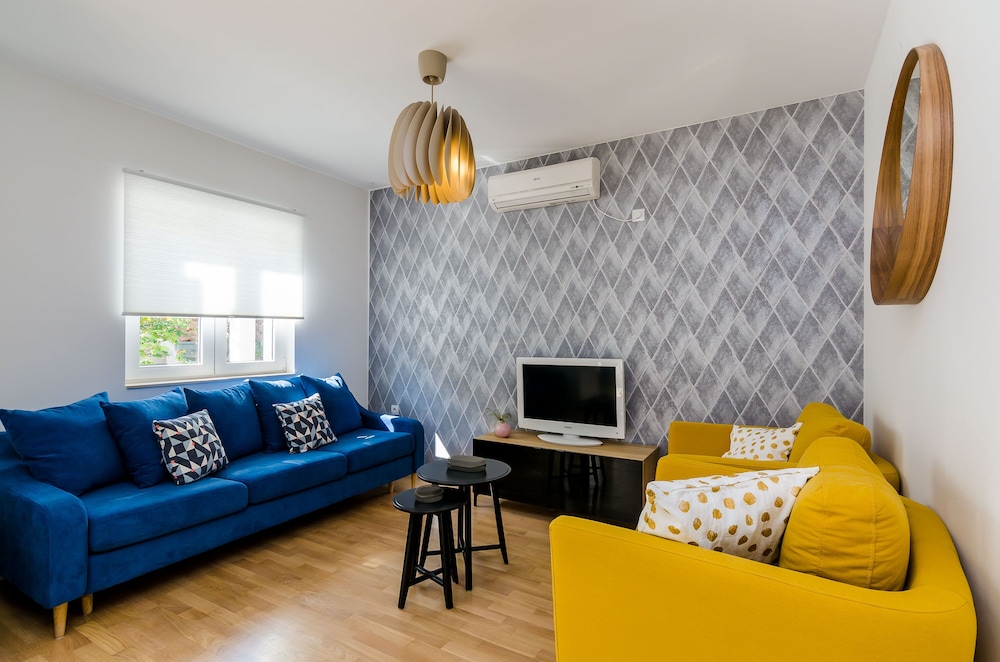 Apartment (Triplex Three-Bedroom Apartment with )