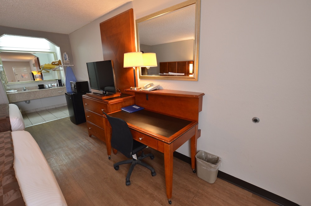 Standard Room, 2 Queen Beds, Smoking - Photo 4