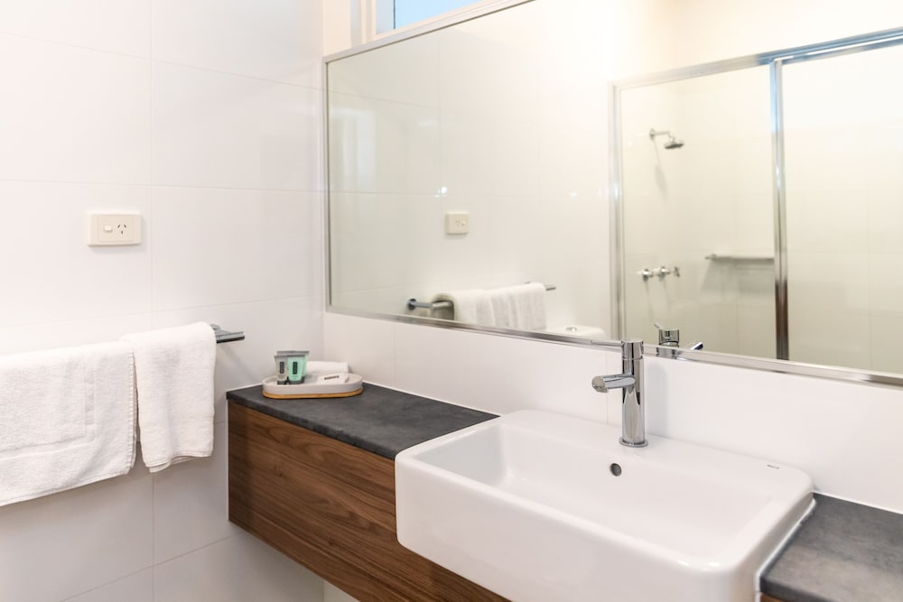 Queen + Single Room with Ensuite thumbnail 6