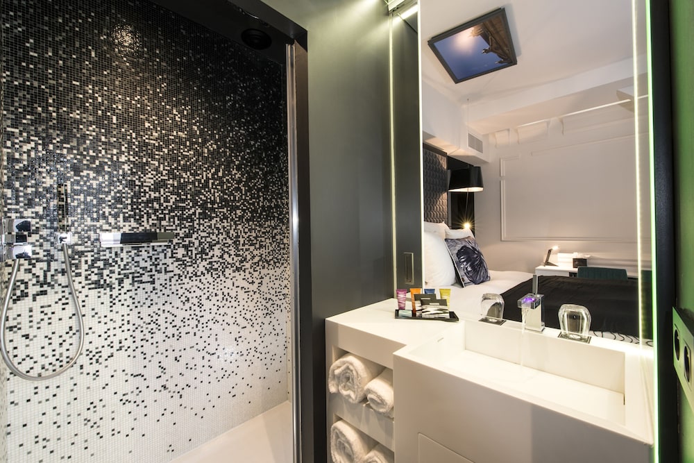 Sublime Twin Room with suspended bed and Spa Access photo 2
