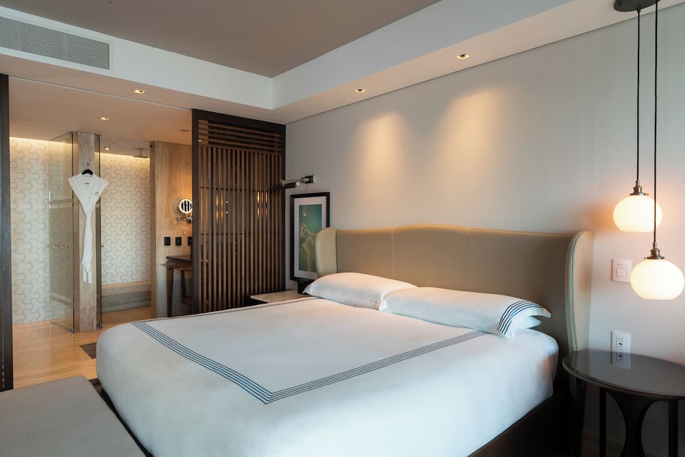 1 King Bed Pool View (Beach House)