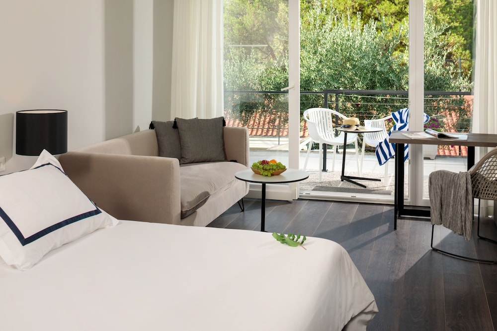 Deluxe Double Room, Partial Sea View photo 2