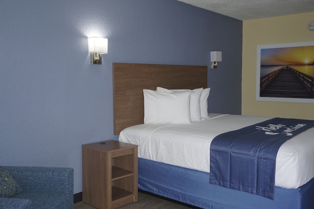 Basic Room, 1 King Bed, Non Smoking - Photo 2