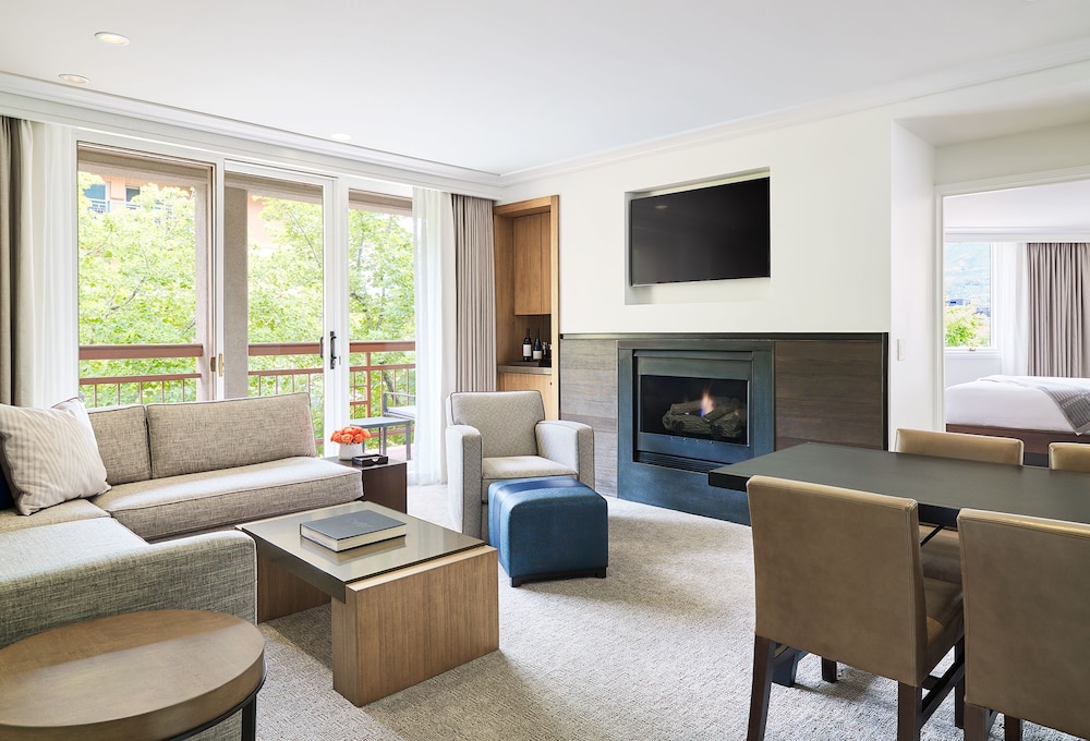 Suite, 2 Bedrooms (Town Side) - Photo 3
