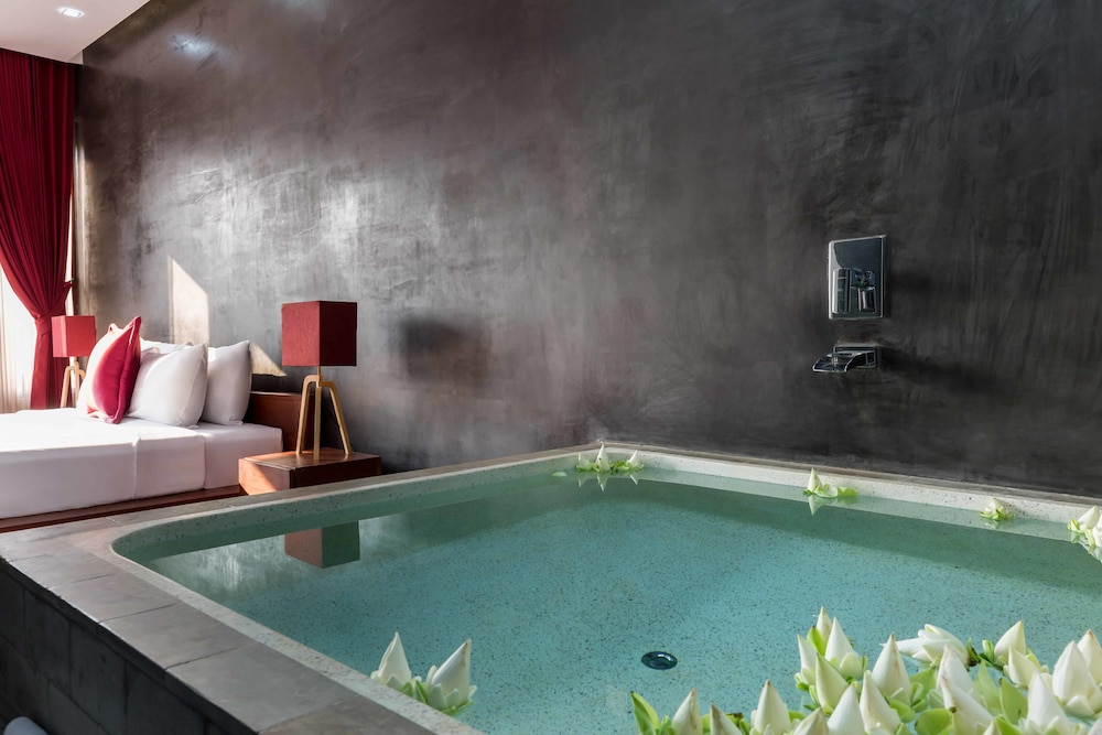 Deluxe Double Suite with Balcony - Unlimited Free Airport & Downtown Transfer