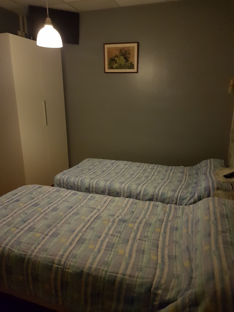 Twin Room with Communal Toilet photo 2