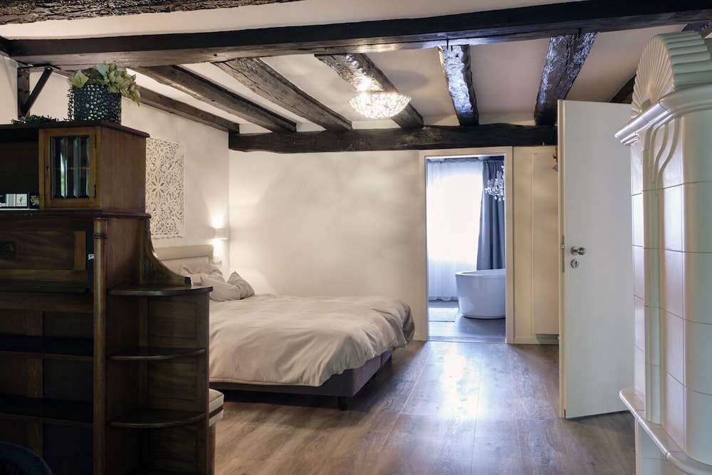 Junior Studio Suite, 1 King Bed, Patio, Garden View photo 2