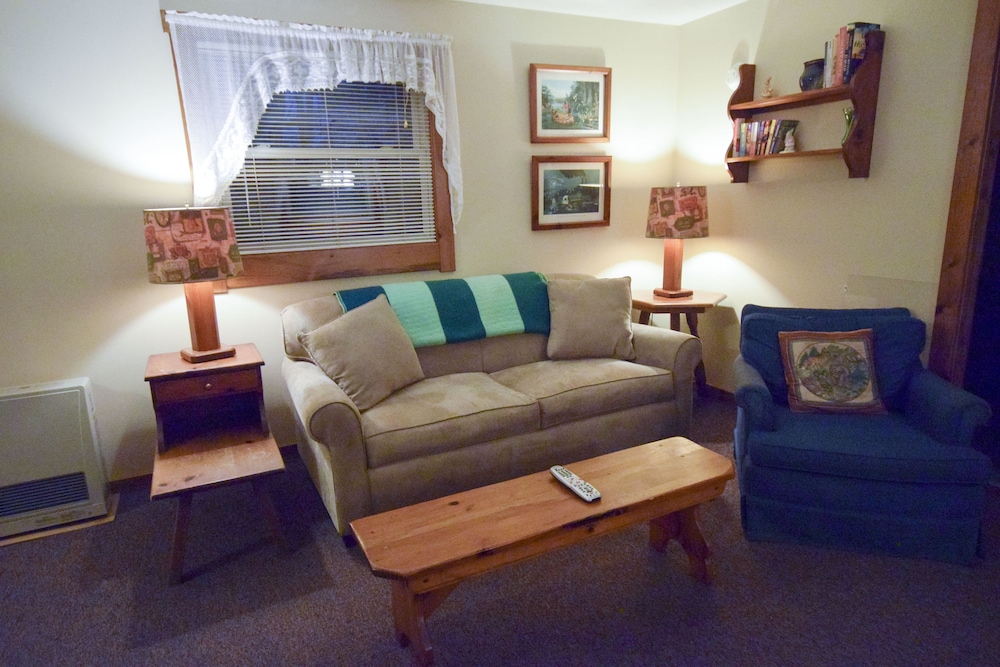 One Bedroom w/ 1 King Bed (Pets not allowed) photo 3