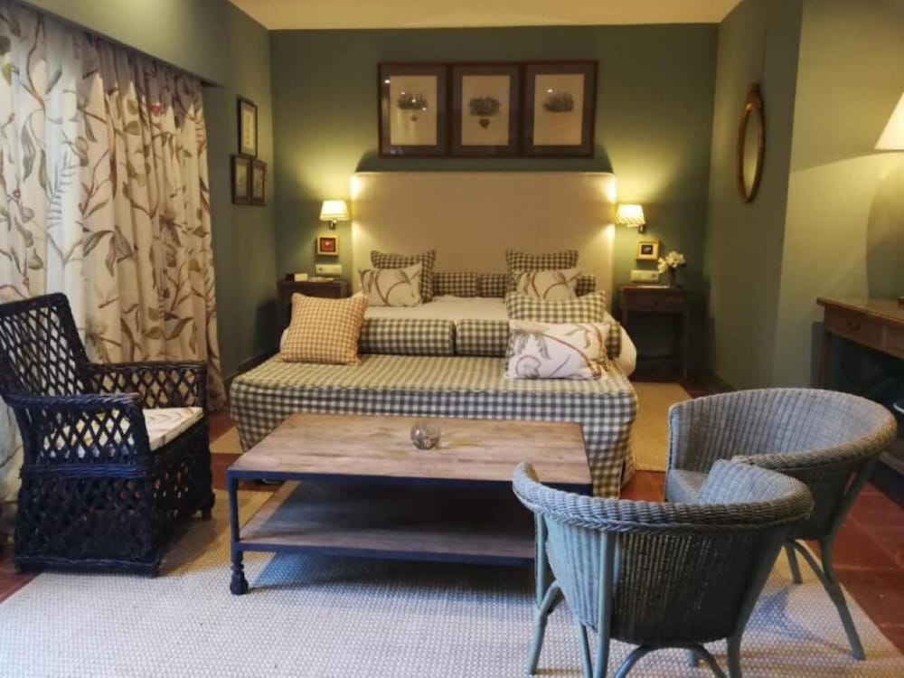 Premium Suite, 1 King Bed, Private Pool, Garden View photo 2